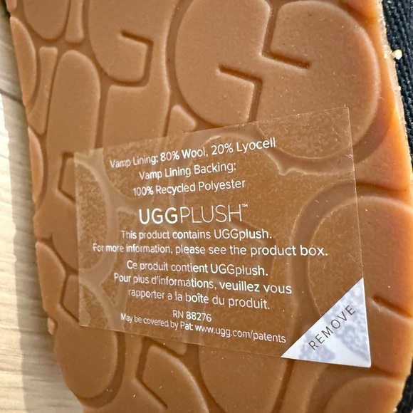 ✨Host pick✨UGG Tan Sole with Black Upper - Picture 4 of 4
